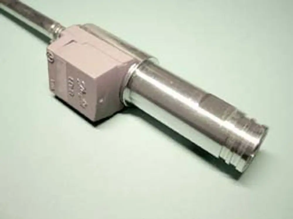 Düsenschaft mit einer metallischen Oberfläche, versehen mit einer Kunststoffkomponente, gefertigt von Remeha. Geeignet für spezifische Anwendungen in der Heiztechnik.